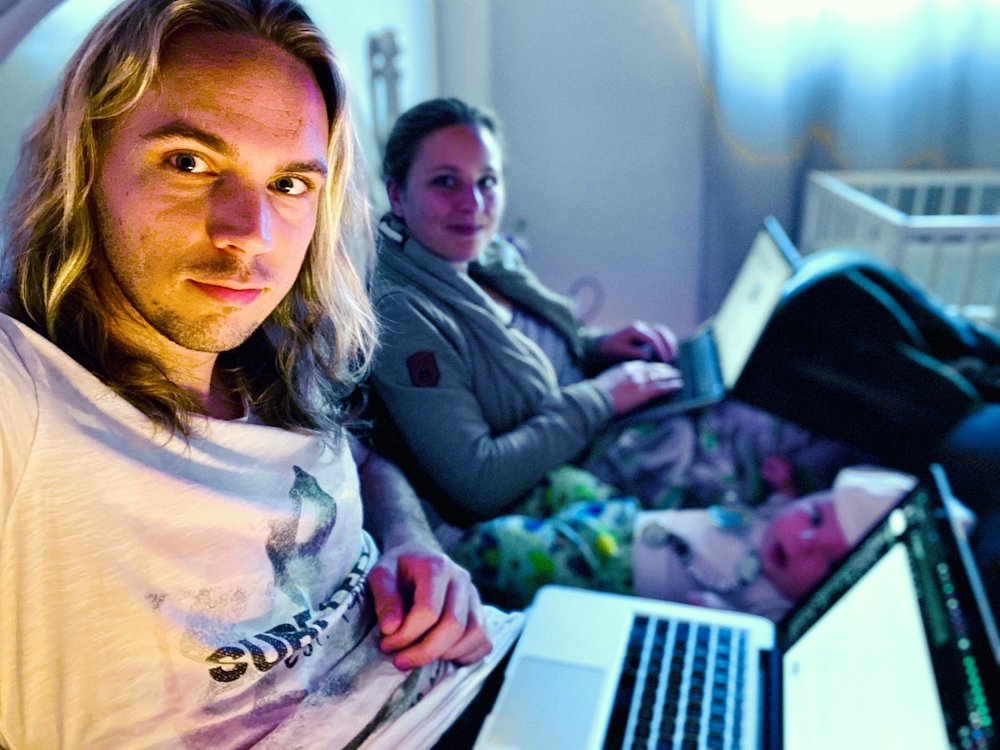 Christian und Jenny arbeiten als Digitale Nomaden im Schlafzimmer ihres Sohnes Louis