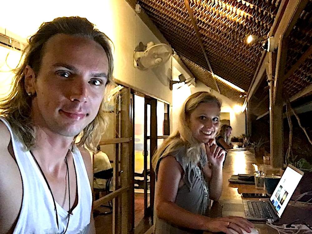 Jenny und Christian als Digitale Nomaden bei der Arbeit im Dojo Coworking Space auf Bali